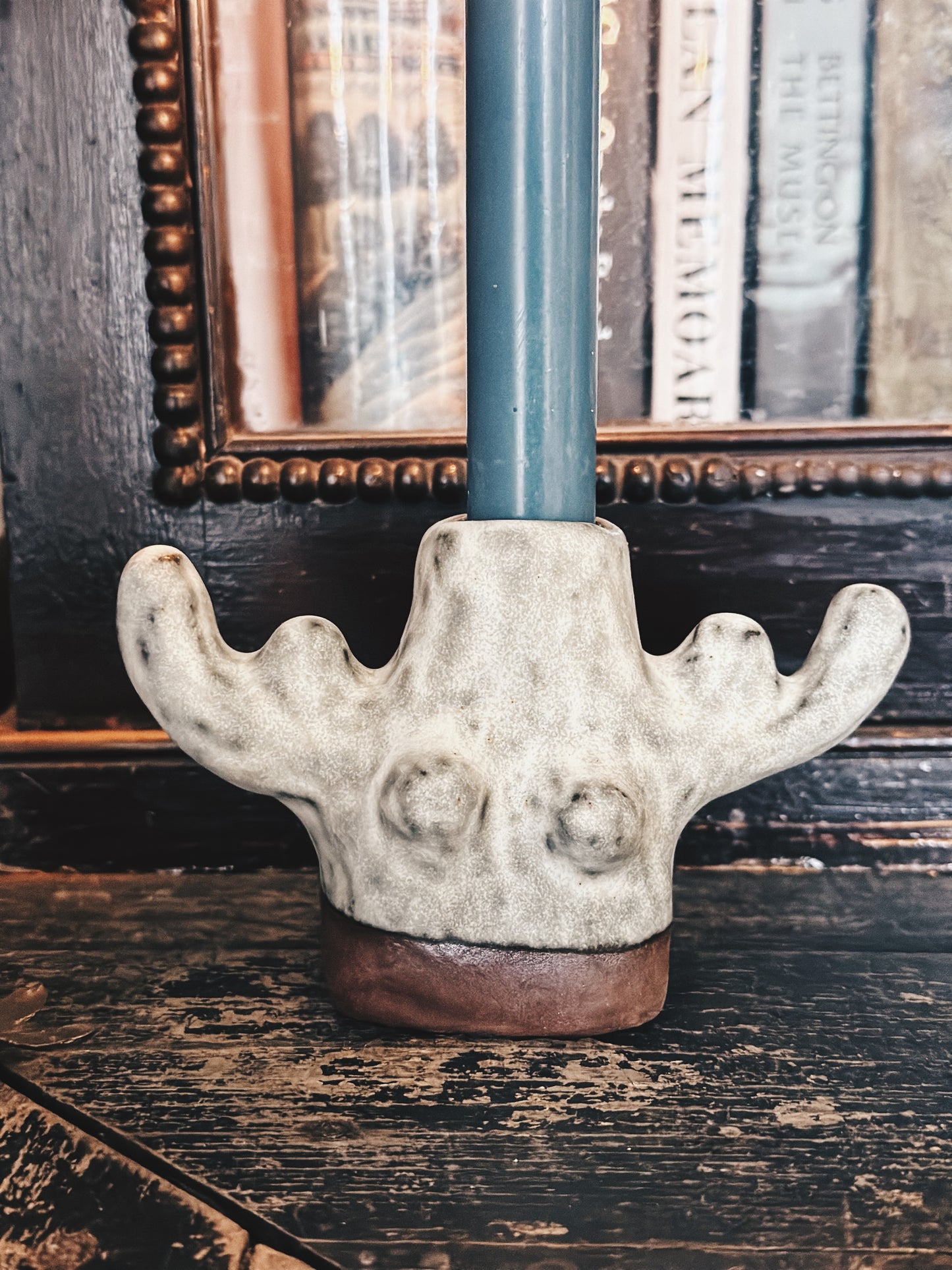 Kvinnostake brun lera