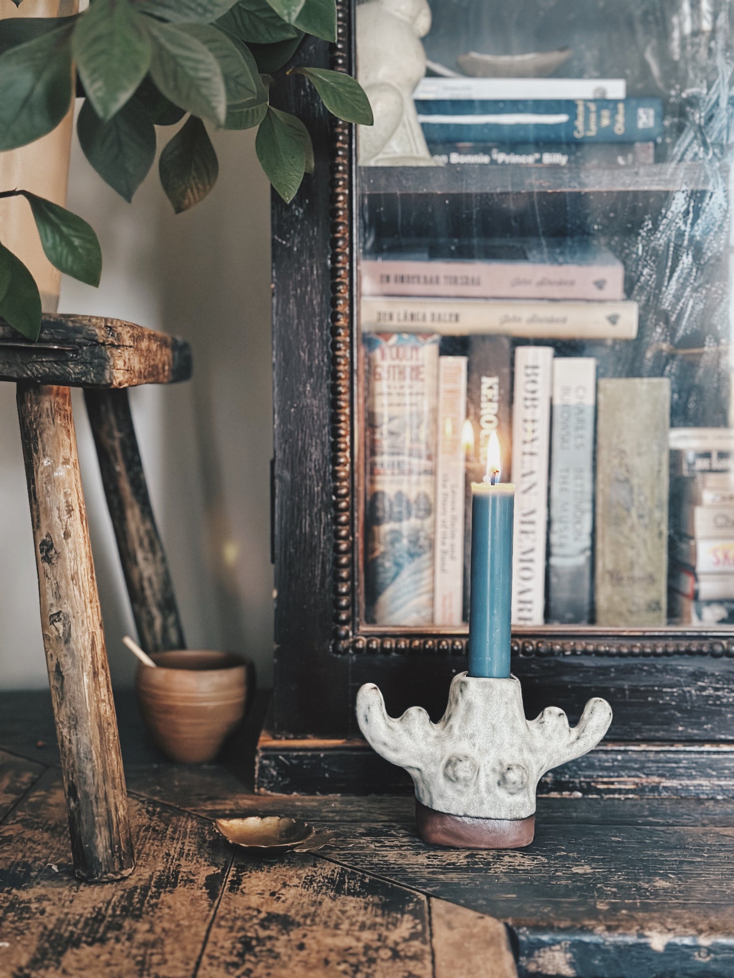 Kvinnostake brun lera